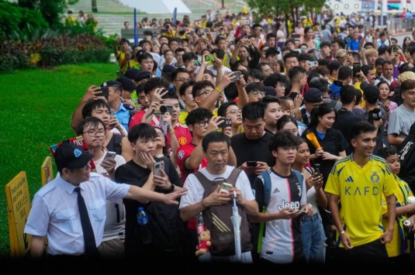 东说念主山东说念主海！利雅得奏凯大巴抵达畅通场，现场站满了C罗球迷