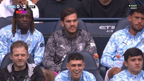 😅0-2落伍还在笑！球迷喷福登：难怪他首发不了，这货不错卖了