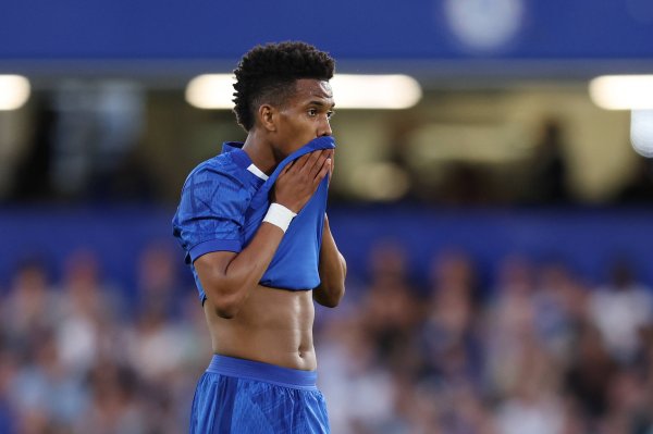 18岁128天，埃斯特旺是自阿克之后，蓝军英超主场首发最年青球员