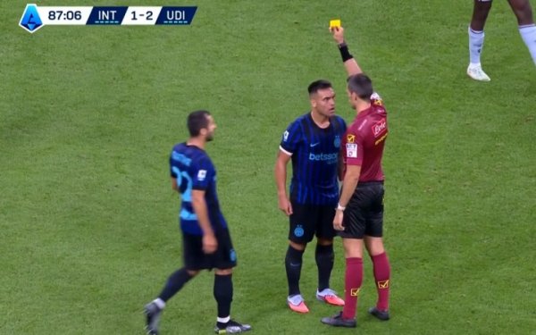 目光怒火溢出😡劳塔罗被吹犯规，横目+悔怨裁判被出黄牌