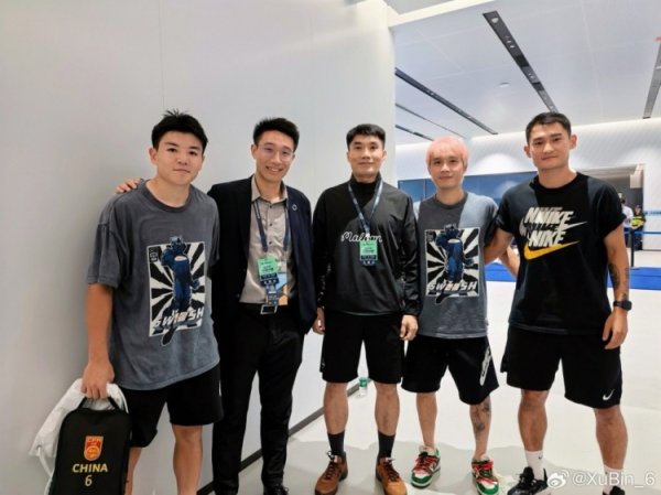 徐彬晒与前广州队队友郑智、张修维、廖力生合影：经久是最佳