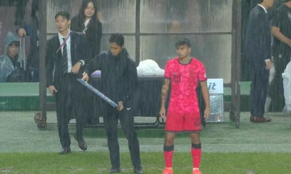 韩国队半场退换，归化球员卡斯特罗普替补登场！