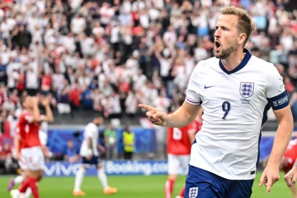 遵守非英国俱乐部时间凯恩为英格兰打进18球，逾越莱茵克尔的记录