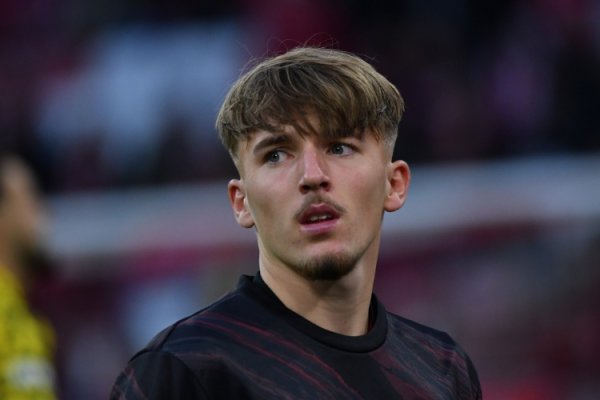 记者：拜仁对小将卡尔保捏严慎，不肯他堕入是否进入天下杯的争论