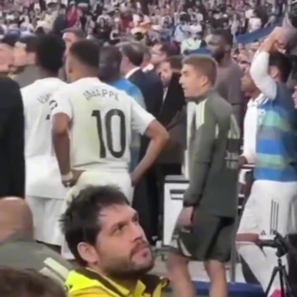 😅比赛罢休姆巴佩还拉着维尼修斯，之后试图加入打破被平直拦下