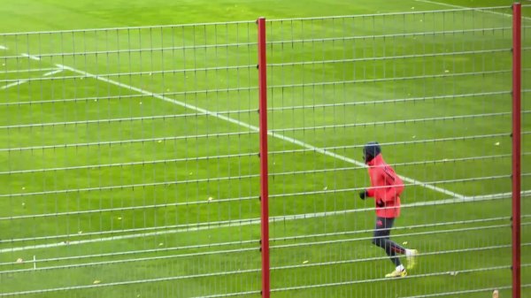 记者：戴维斯当天进行慢跑查考，他但愿本年重返赛场