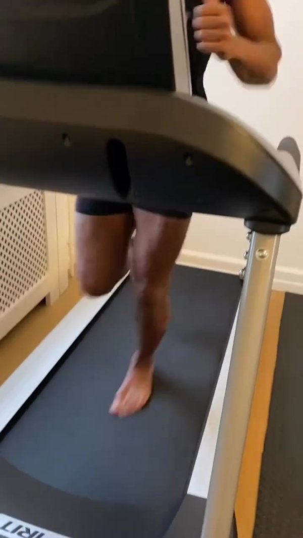 埃弗拉谈社媒视频只穿一只鞋子：问候我的英杰母亲，她左腿截肢了