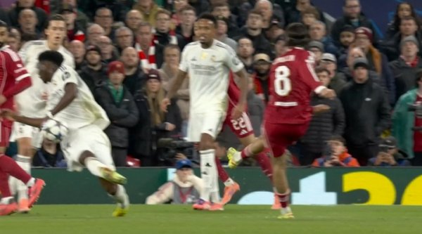 索博扣门击中琼阿梅尼手臂，裁判躬行查验VAR后莫得判罚点球