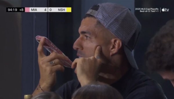 看比赛太安适了！迈阿密4球卓绝，苏亚雷斯场边拿入辖下手机聊天