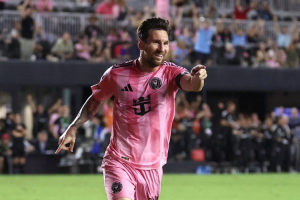 不消置疑获评10分！梅西2球1助当选全场最好，10次扞拒奏效！