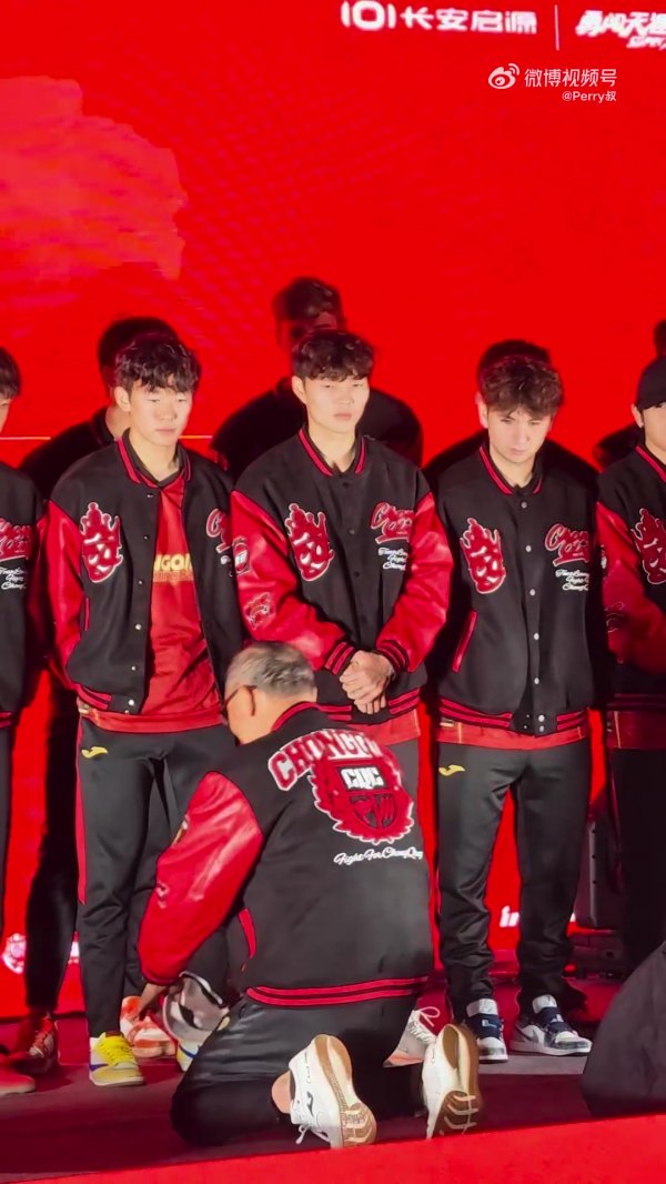 行大礼！重庆铜梁龙冲超仪式，韩国主帅张外龙向球员叩头致谢