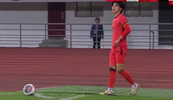 终末时分U22国足角球 鲍世蒙拔掉角旗杆吃到黄牌，然后把杆子插回