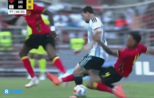 友谊赛这强度？梅西遭安哥拉球员背后剪刀脚，阿尔马达眉骨被大肆