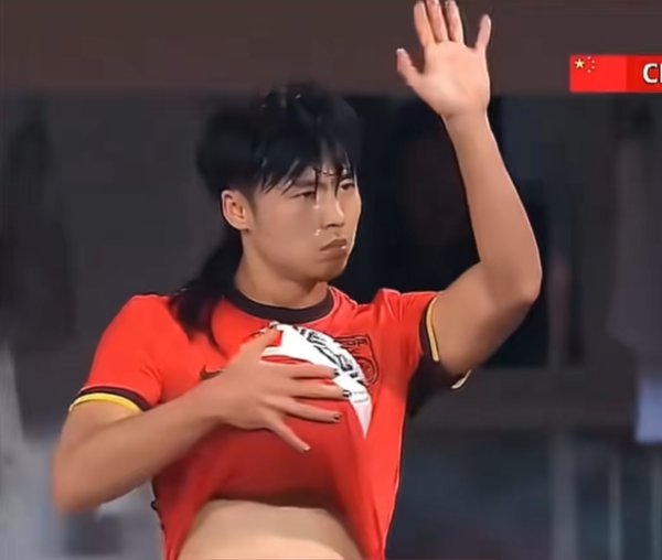 你若何看？汪士钦涂指甲油被热议：长发好意思甲啤酒肚、男东谈主也能爱好意思