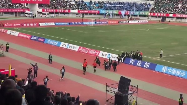 球员飞踹裁判后续！川超恢复：公安机关对涉事东说念主员进行访问处理