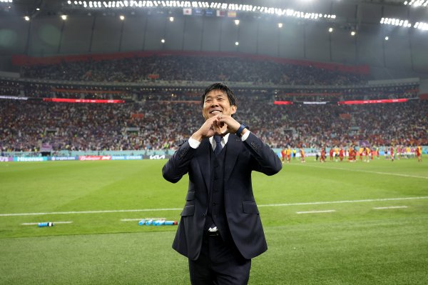 3-0打败玻利维亚后，日本队球员集体向握教100场的森保一奉上祝愿