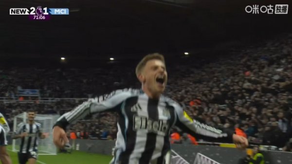 曼城再次丢球！巴恩斯乱战破门完成双响，VAR判定不越位