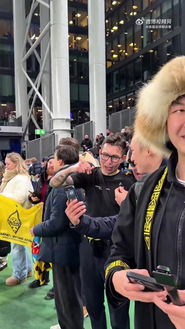 暖心举动❤️凯拉特球迷跋涉5000公里，哥本哈根邀请他们场边不雅赛
