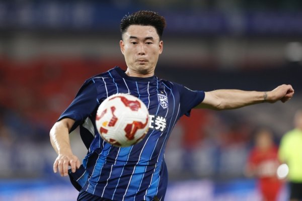 鄂媒：邓涵文协议庚底到期，武汉三镇应不吝一切代价留住他