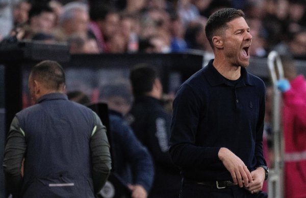 要配合一致！皇马球迷在进修基地外挂口号相沿主帅阿隆索